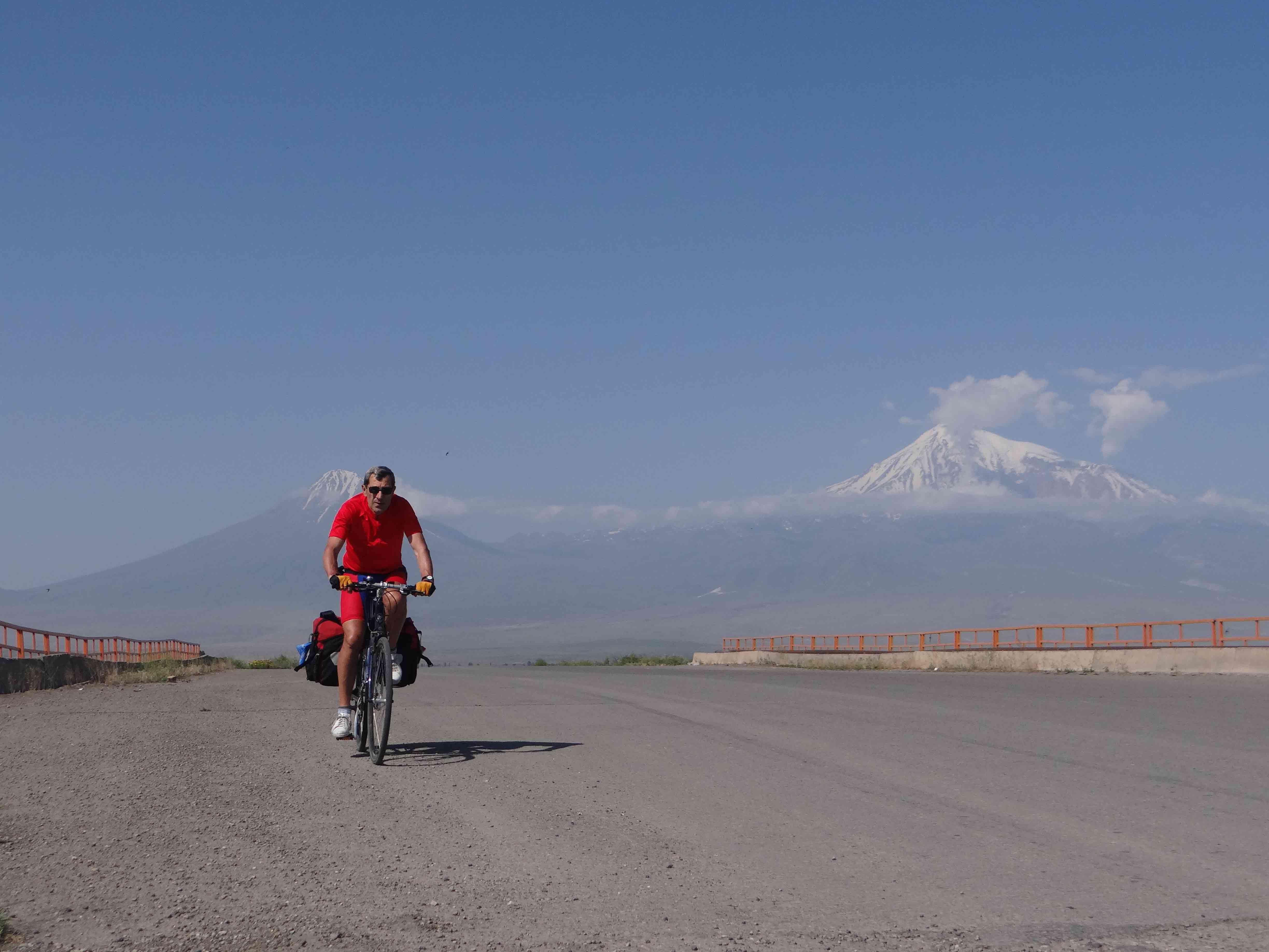 Piccolo e grande Ararat dal confine armeno
